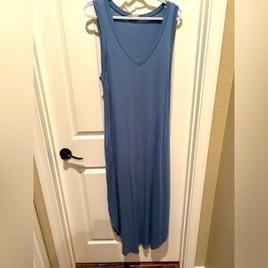 Timeless tshirt dress with rounded bottom and pockets!